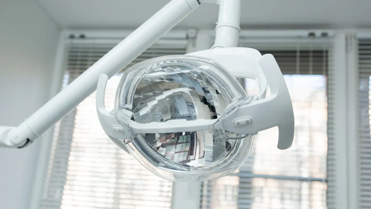 वैद्यकीय प्रकाश उपकरणे राखण्यासाठी आणि स्वच्छ करण्यासाठी आवश्यक टिपा